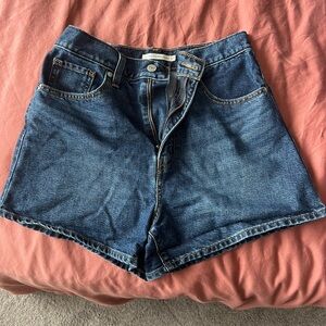 Levi’s High Waisted Mom Short 27